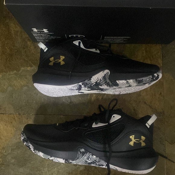 Under Armour unisex athletic shoes. - Picture 2 of 4